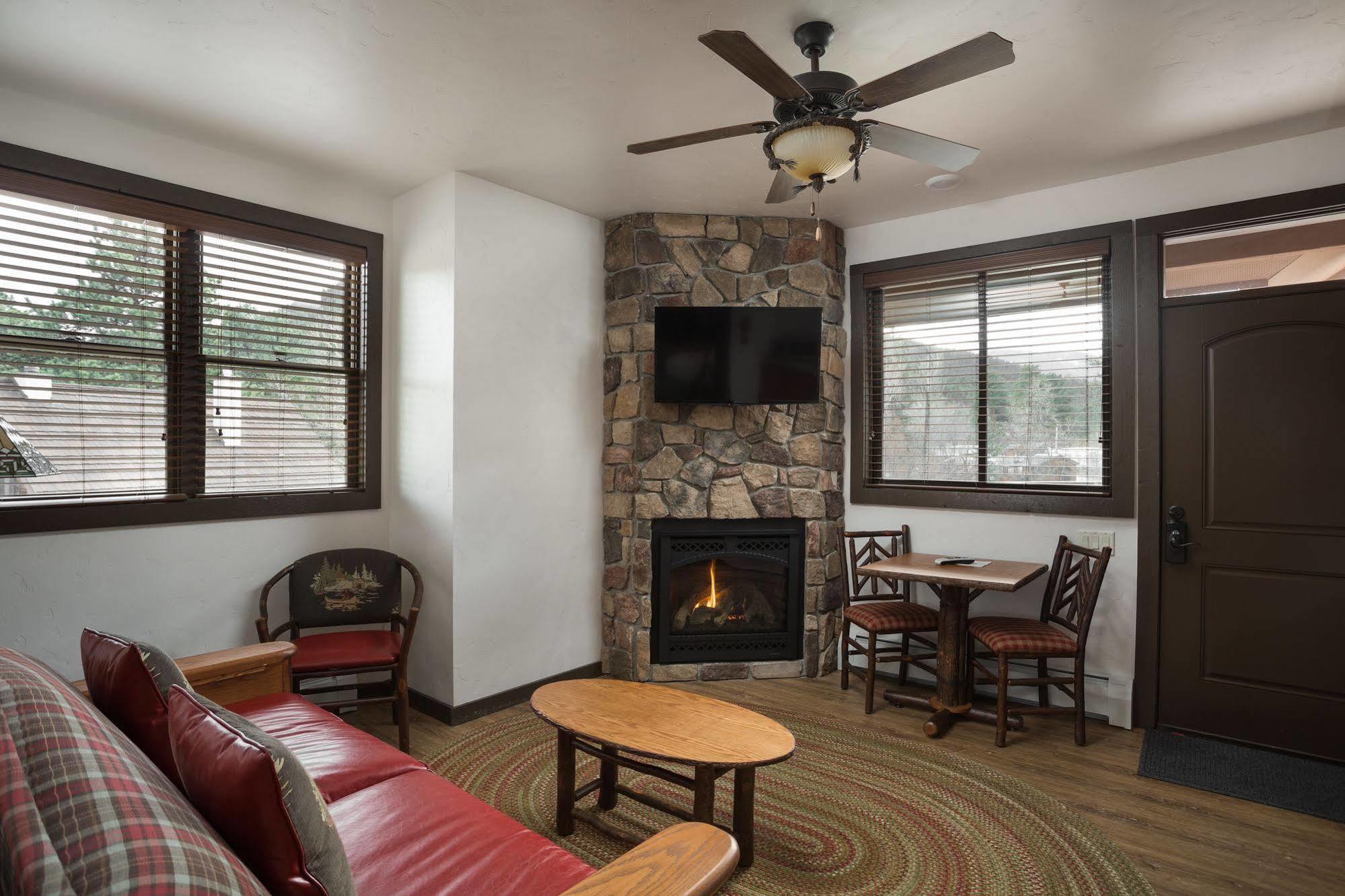 The Landing At Estes Park - Riverside Retreat Hotel Exterior photo